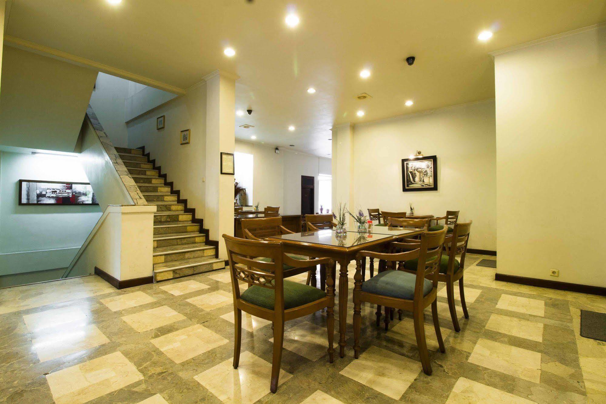 Hotel Reddoorz @ Dago Bandung Exterior foto
