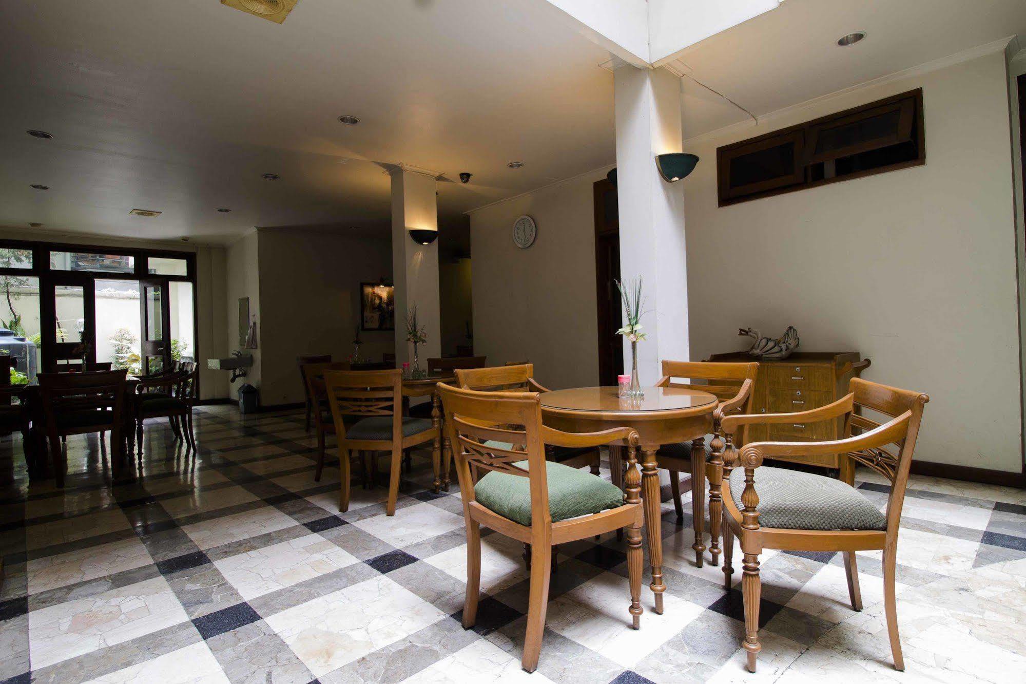 Hotel Reddoorz @ Dago Bandung Exterior foto