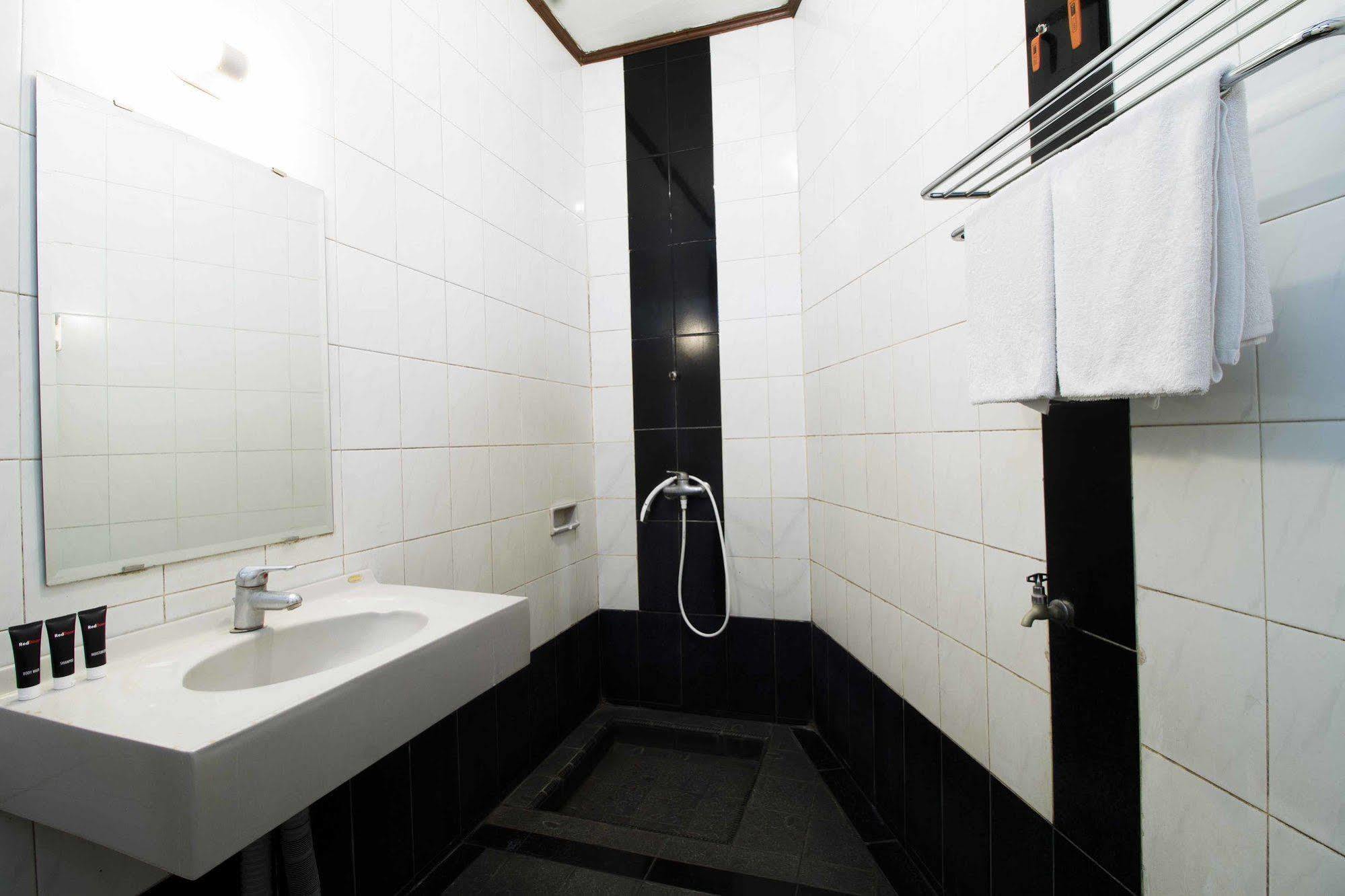 Hotel Reddoorz @ Dago Bandung Exterior foto