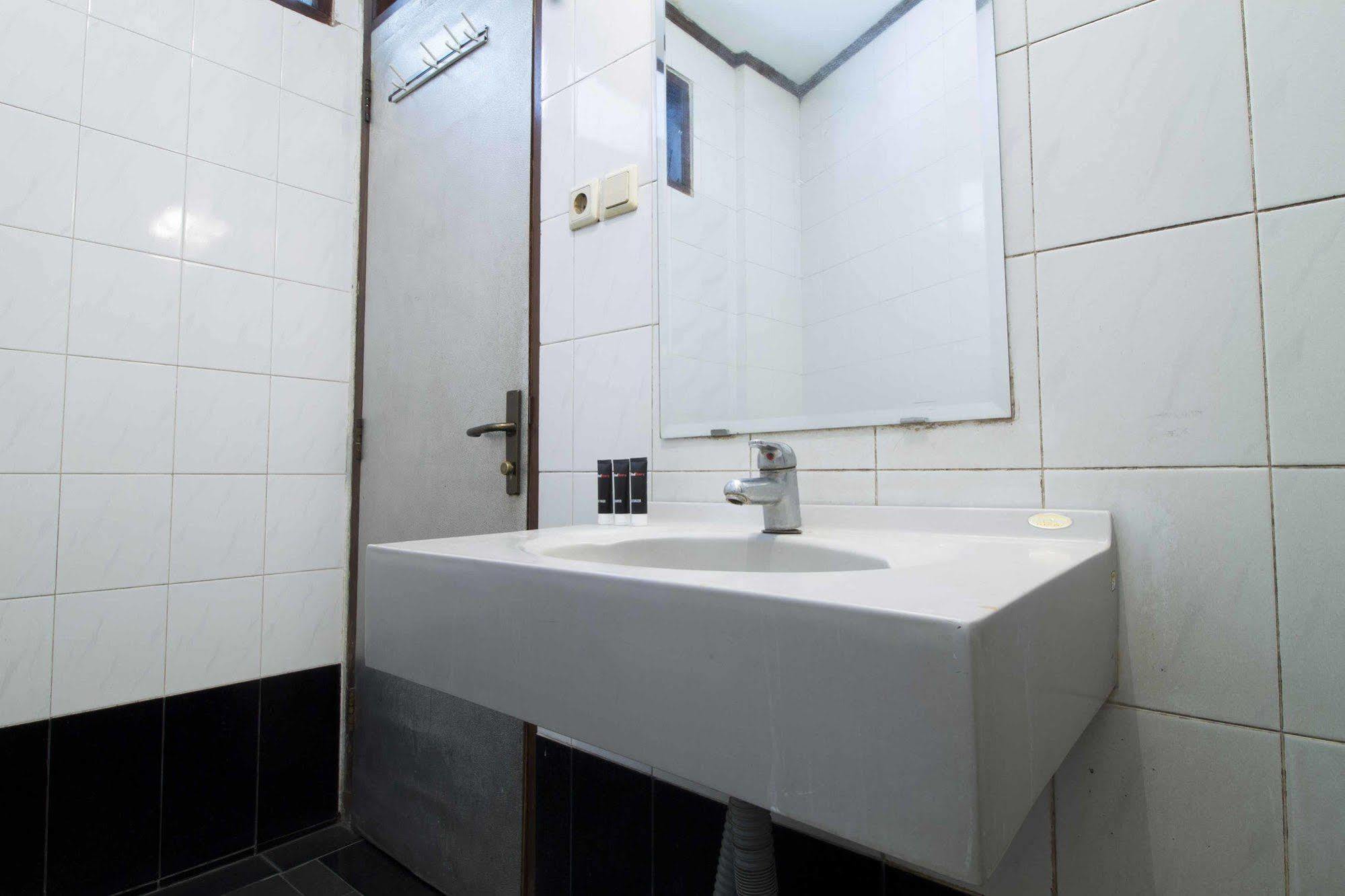 Hotel Reddoorz @ Dago Bandung Exterior foto