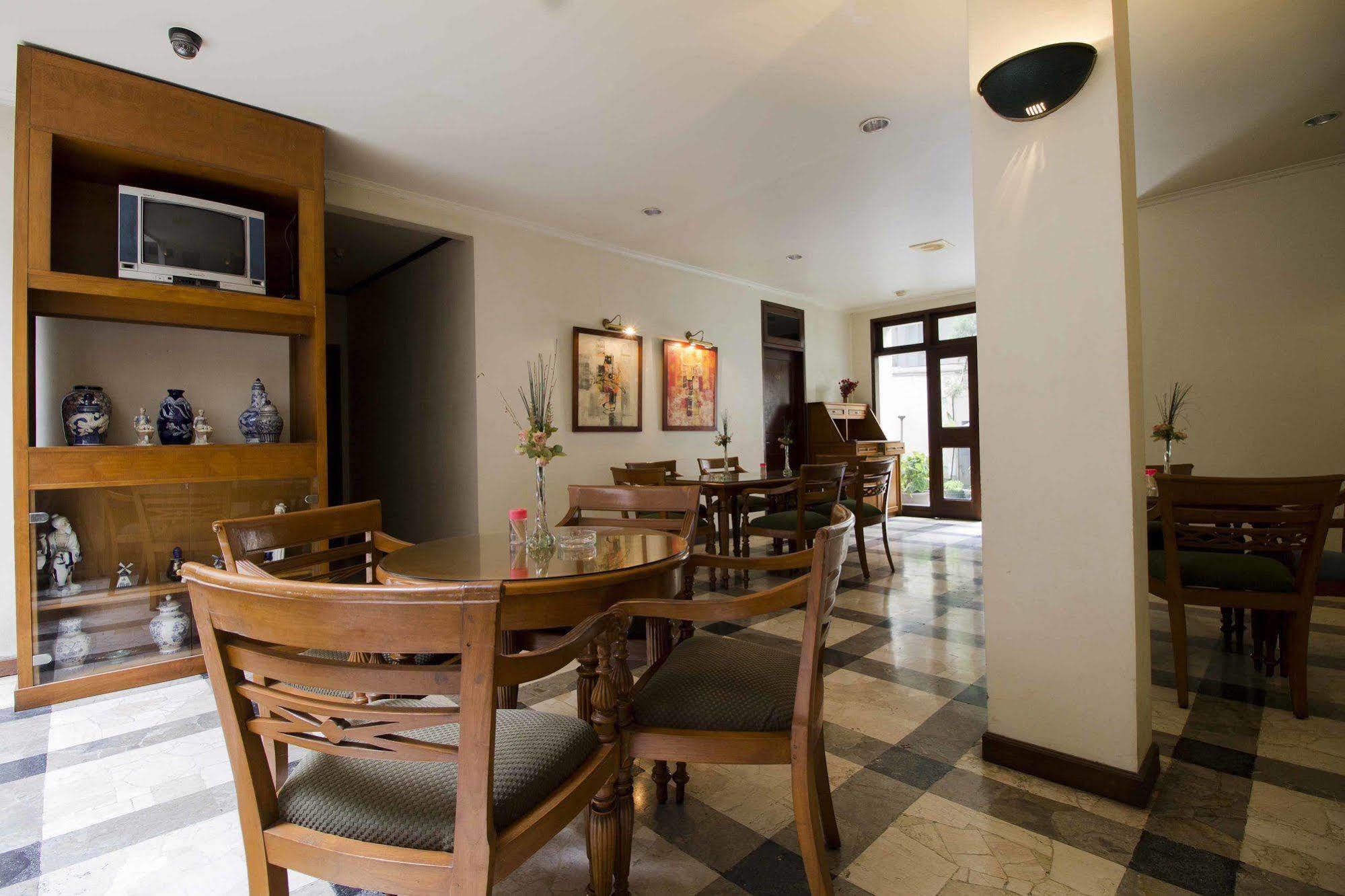 Hotel Reddoorz @ Dago Bandung Exterior foto