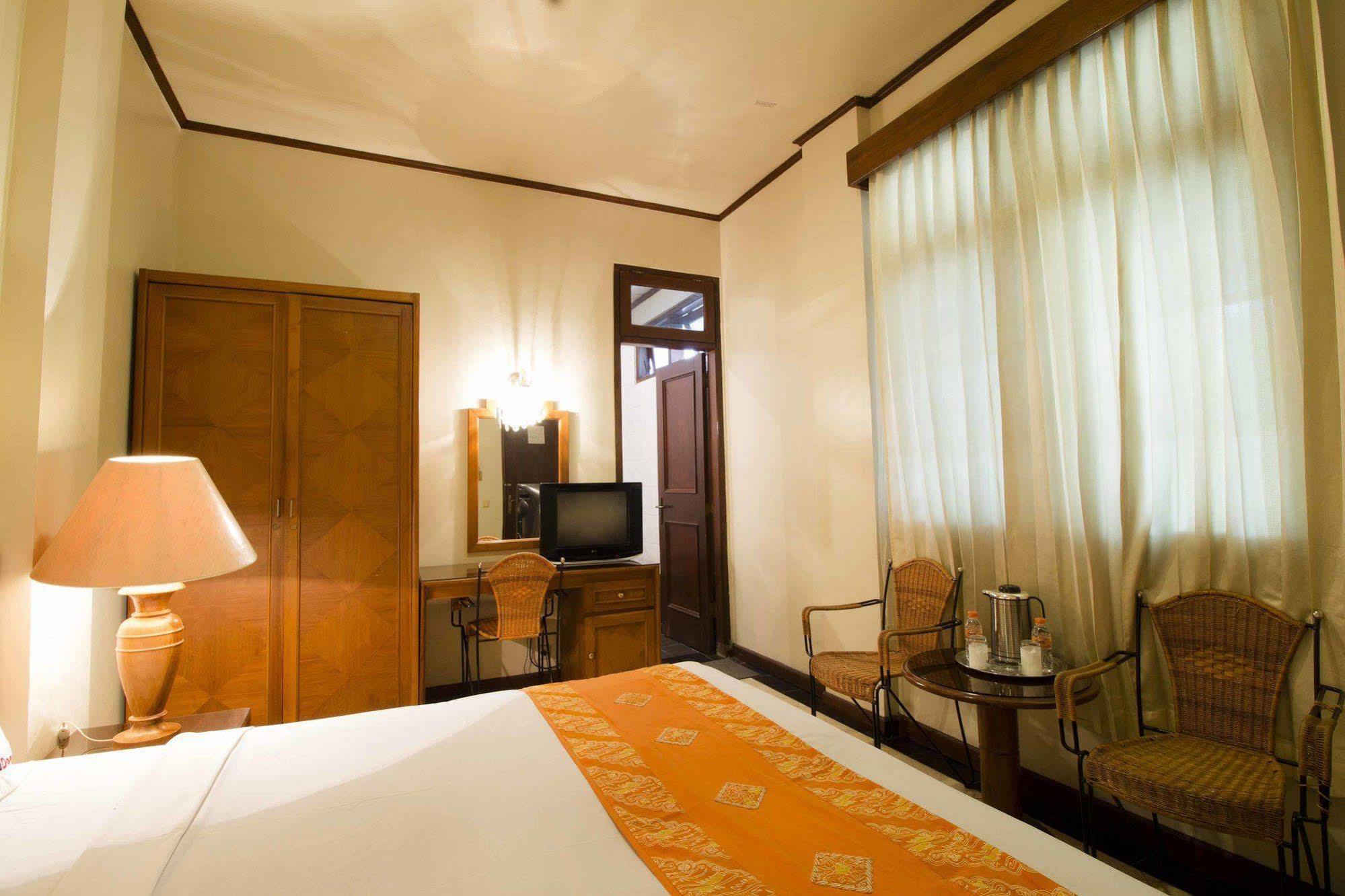Hotel Reddoorz @ Dago Bandung Exterior foto