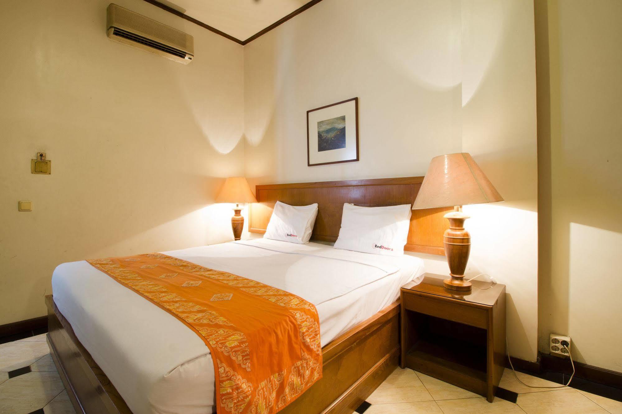 Hotel Reddoorz @ Dago Bandung Exterior foto