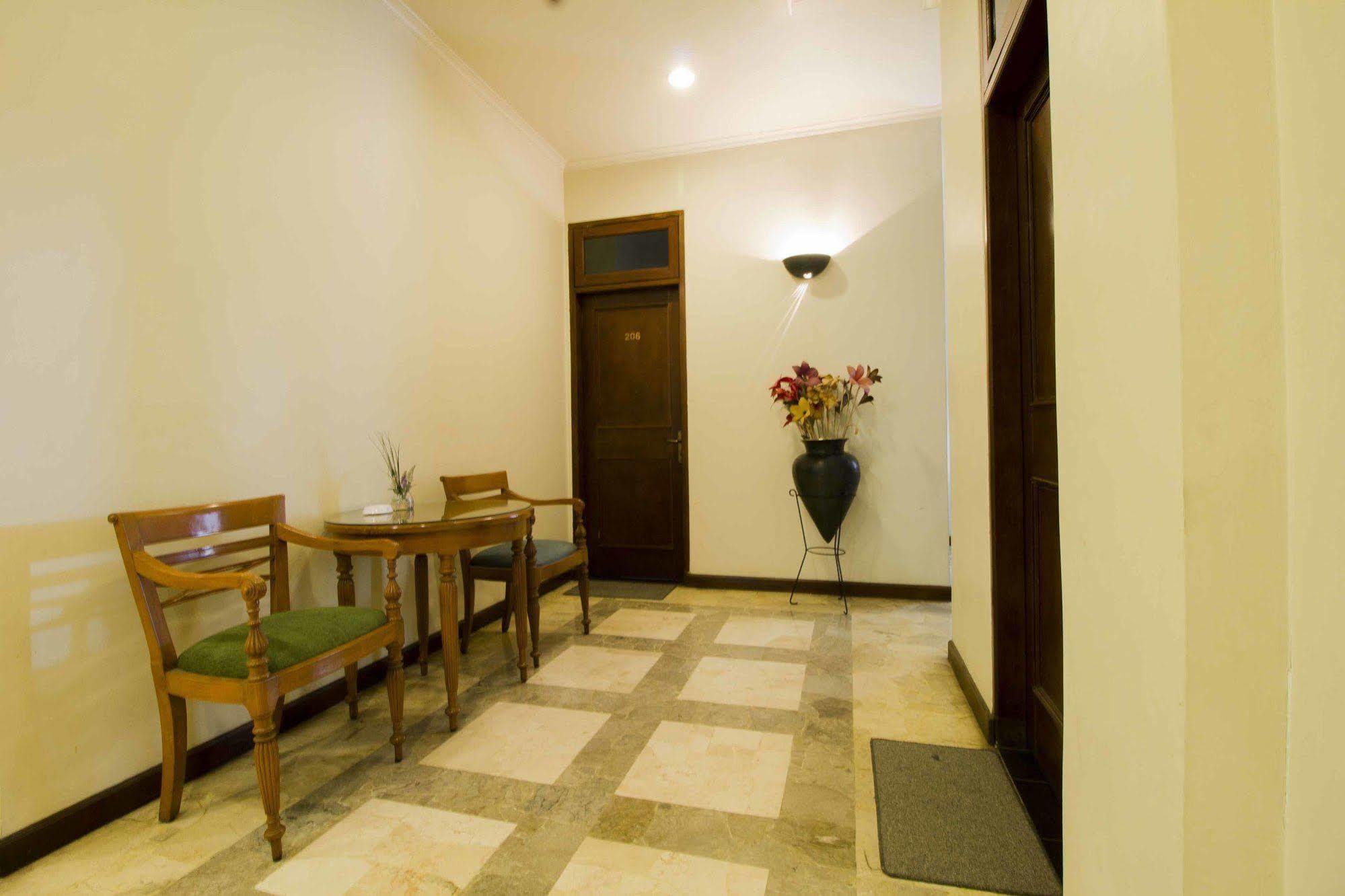 Hotel Reddoorz @ Dago Bandung Exterior foto