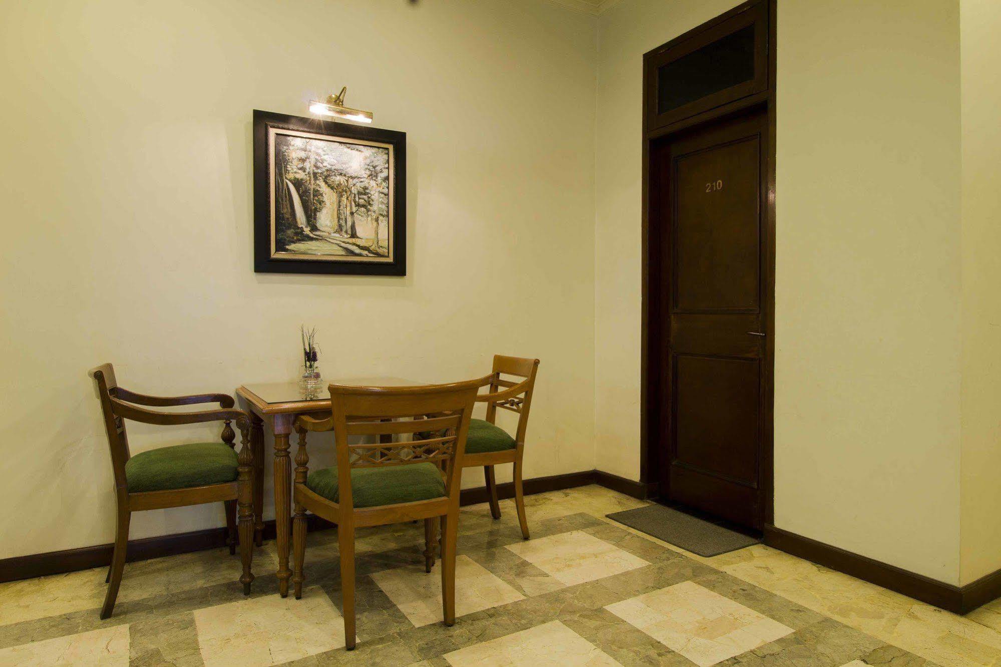 Hotel Reddoorz @ Dago Bandung Exterior foto